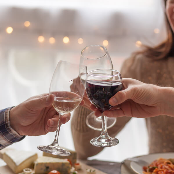 Personas brindando con copas de vino, celebrando con vino queretano.