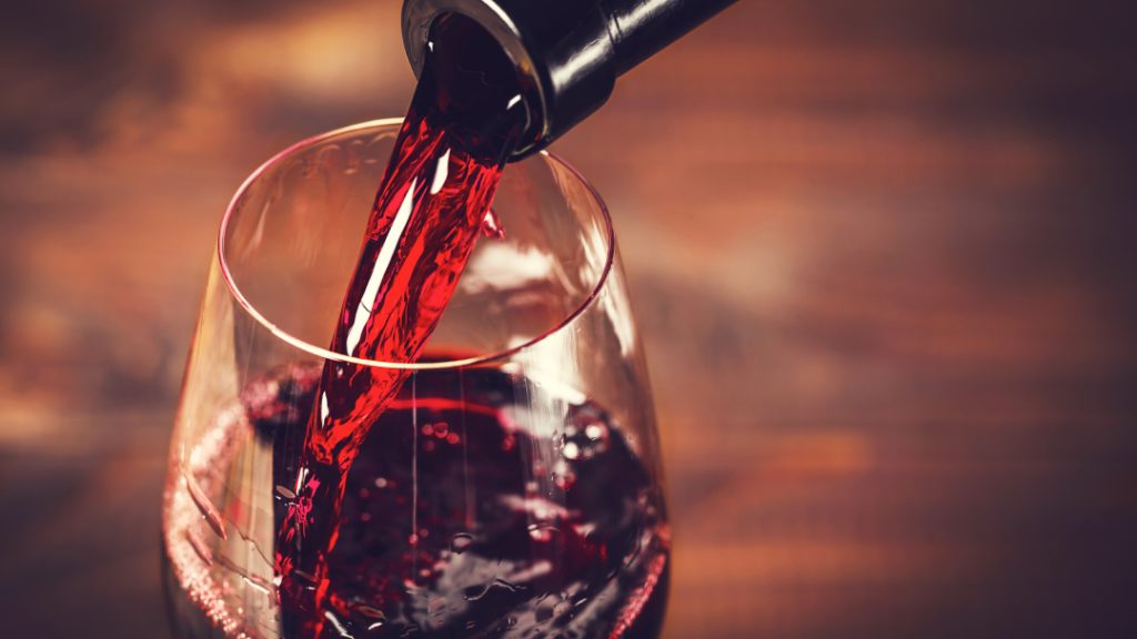 Vino tinto de Querétaro sirviéndose en copa en San Juanito