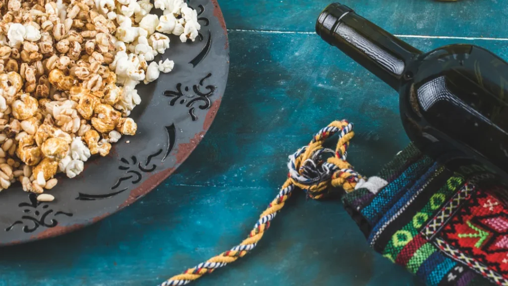 Imagen que muestra el proceso de hacer palomitas de maíz en casa, con ingredientes y utensilios necesarios.
